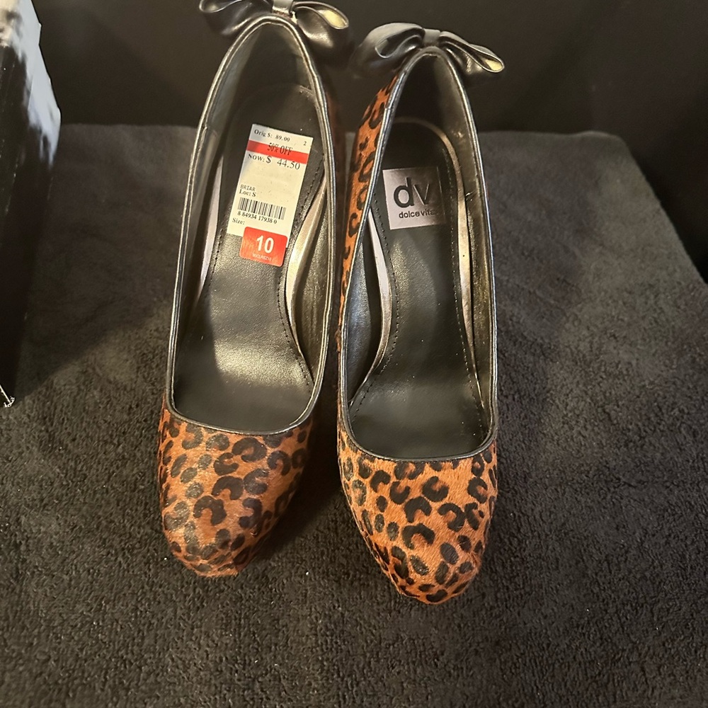 Super cute heels with bow on back!